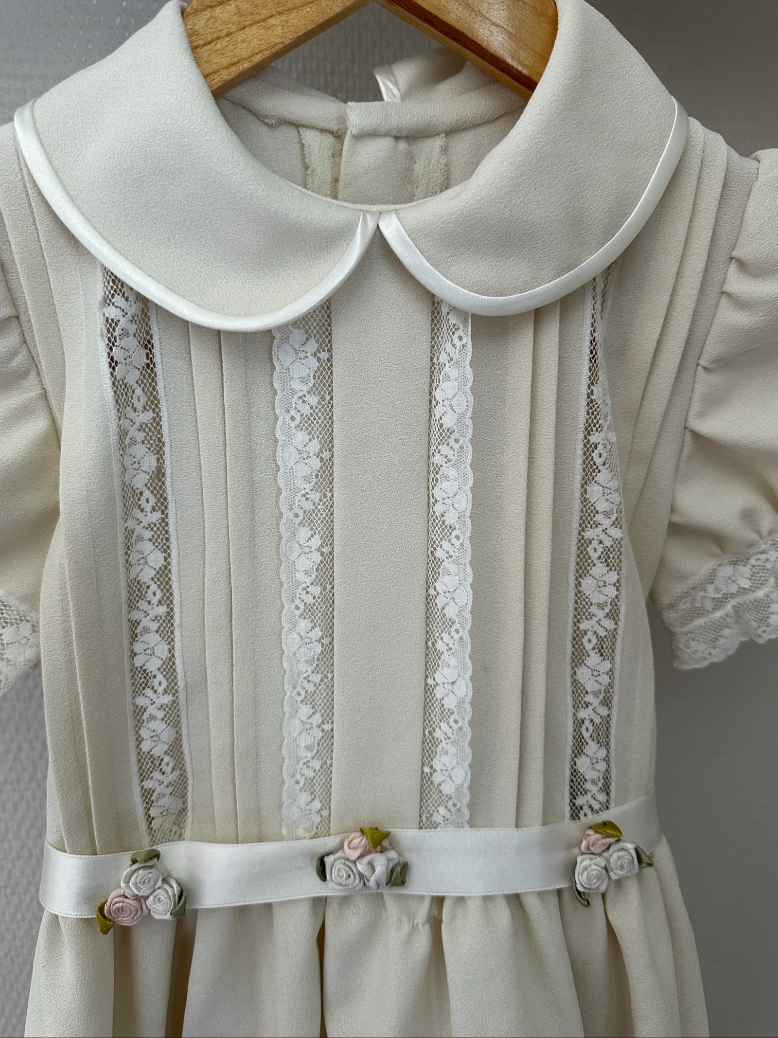 Ecru ceremony dress with lace – 8 years – photo 3